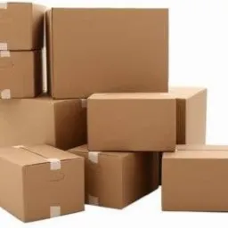 Stos kartonowych pudeł z brązowej tektury, zabezpieczonych białą taśmą klejącą, ułożonych na białym tle.