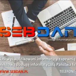 Zdjęcie z logotypem firmy SEBDAN nad uściskiem dłoni, laptopem i dokumentami na drewnianym biurku, sugerujące usługi informatyczne.