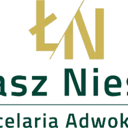 Logo Kancelarii Adwokackiej Łukasz Niestrój z abstrakcyjnym znakiem graficznym w kolorze złotym i ciemnozielonym.