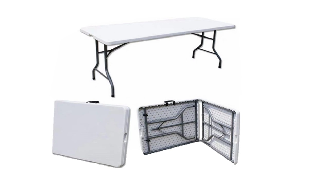Składany, prostokątny stół z białym blatem i szarymi metalowymi nogami, prezentowany w trzech ujęciach: rozłożony, złożony na płasko oraz częściowo rozłożony, ukazujący mechanizm składania.