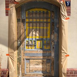 Renowacja drzwi w zabytkowej hali targowej w Bydgoszczy