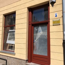 Renowacja witryn okiennych oraz drzwi na starym rynku w Toruniu