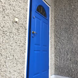 Malowanie natryskowe drzwi przy użyciu farb Flugger