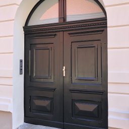 Renowacja drzwi kamienicy w Bydgoszczy