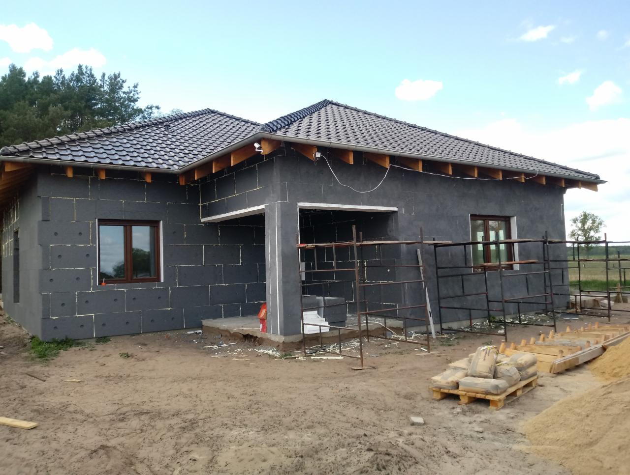 Elewacja w trakcie wykonania