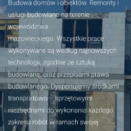 Wizualizacja budowy domu z białych bloczków, widoczny murarz na górze, materiały budowlane i częściowo zakryty samochód, tekst reklamowy na zdjęciu.