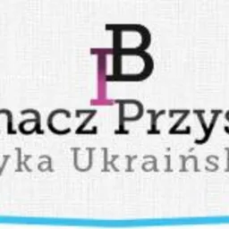 Grafika z napisem 'Tłumacz Przysięgły - Języka Ukraińskiego -' z elementami graficznymi w kolorach czarnym i fioletowym na jasnym, teksturowanym tle, zakończona niebieskim paskiem.