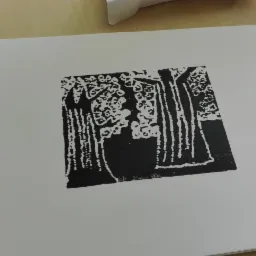 Czarno-biała grafika przedstawiająca stylizowany las, wykonana techniką linorytu na białym papierze, ukazująca kontrastowe drzewa z gęstymi koronami.