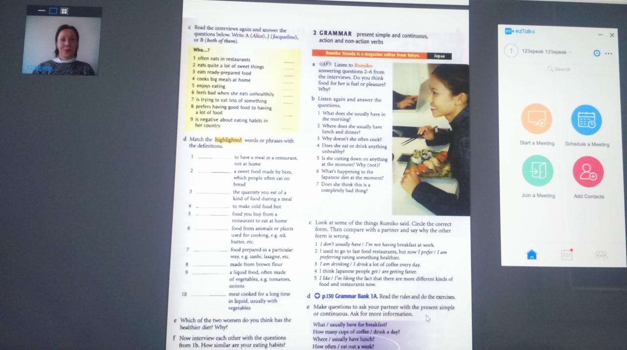 Ekran komputera z otwartym oknem wideokonferencji z lektorem języka angielskiego z Gdańska, obok widoczny podręcznik do nauki angielskiego z ćwiczeniami gramatycznymi.