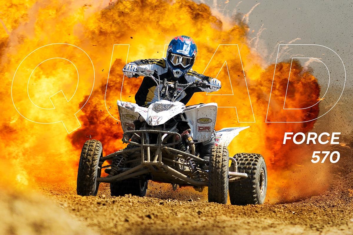 Dynamiczne ujęcie quada Force 570 w trakcie jazdy terenowej, z wyrazistym tłem eksplozji i dużym napisem 'QUAD' nałożonym na obraz.
