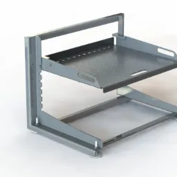 Metalowa konstrukcja wspornikowa z regulowaną wysokością półki, zaprojektowana w Kobylnicy, przedstawiona na białym tle.