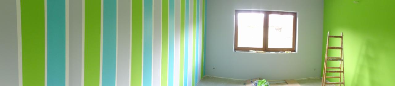 Pokój po malowaniu ścian w pionowe pasy w odcieniach szarości, zieleni i błękitu, z drewnianą drabiną opartą o ścianę pomalowaną na jaskrawy zielony kolor, okno w drewnianej ramie.