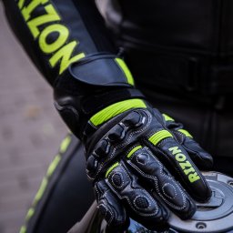 Blendify AI - Czarno-zielona rękawica motocyklowa marki Rizon na baku motocykla. Detaliczny kadr, ostre światło. Zdjęcie wykonane w Raciborzu.
