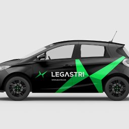 Blendify AI - Czarny samochód z zielonym geometrycznym wzorem i nazwą 'LEGASTRI' na boku, prezentujący identyfikację wizualną firmy. Minimalistyczny design, nowoczesny styl.