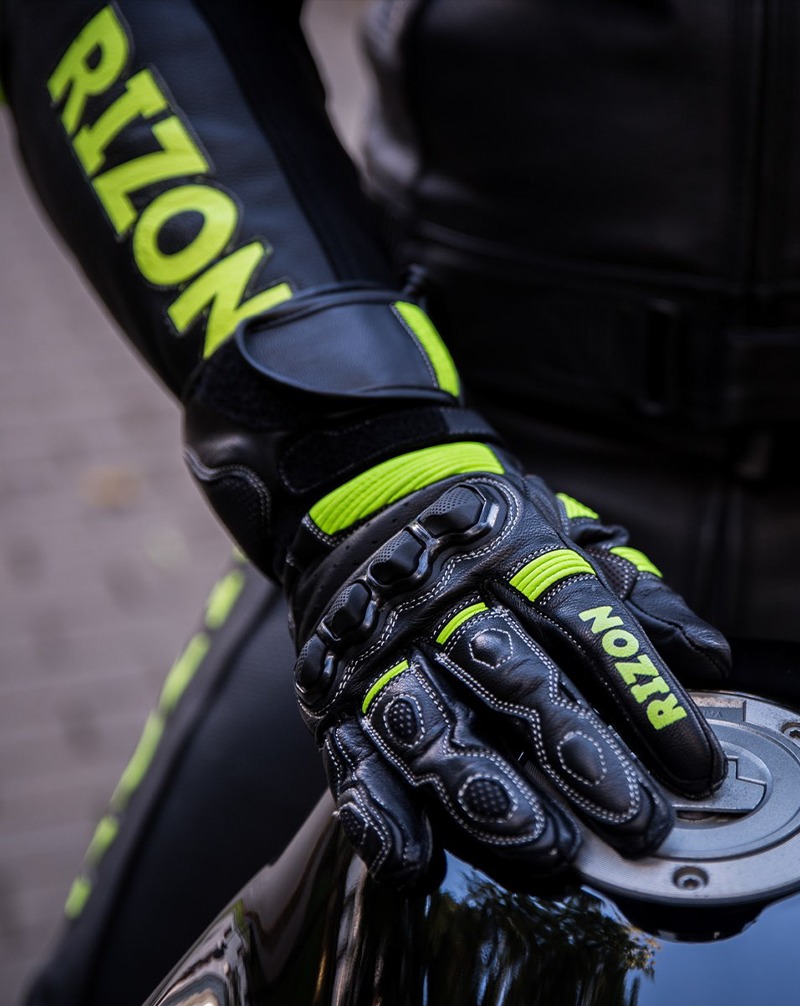 Czarno-zielona rękawica motocyklowa marki Rizon na baku motocykla. Detaliczny kadr, ostre światło. Zdjęcie wykonane w Raciborzu.