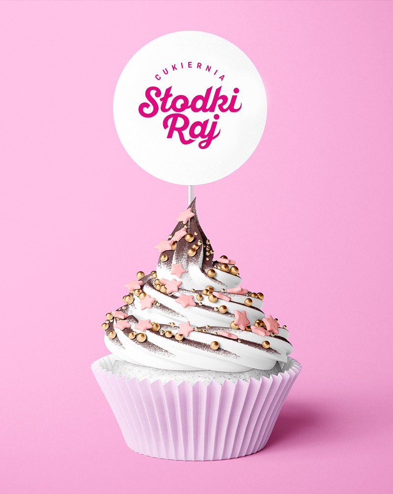 Różowy cupcake z topperem 'Cukiernia Słodki Raj' na jednolitym tle. Słodki deser z gwiazdkami i złotymi kuleczkami, idealny do identyfikacji wizualnej cukierni.