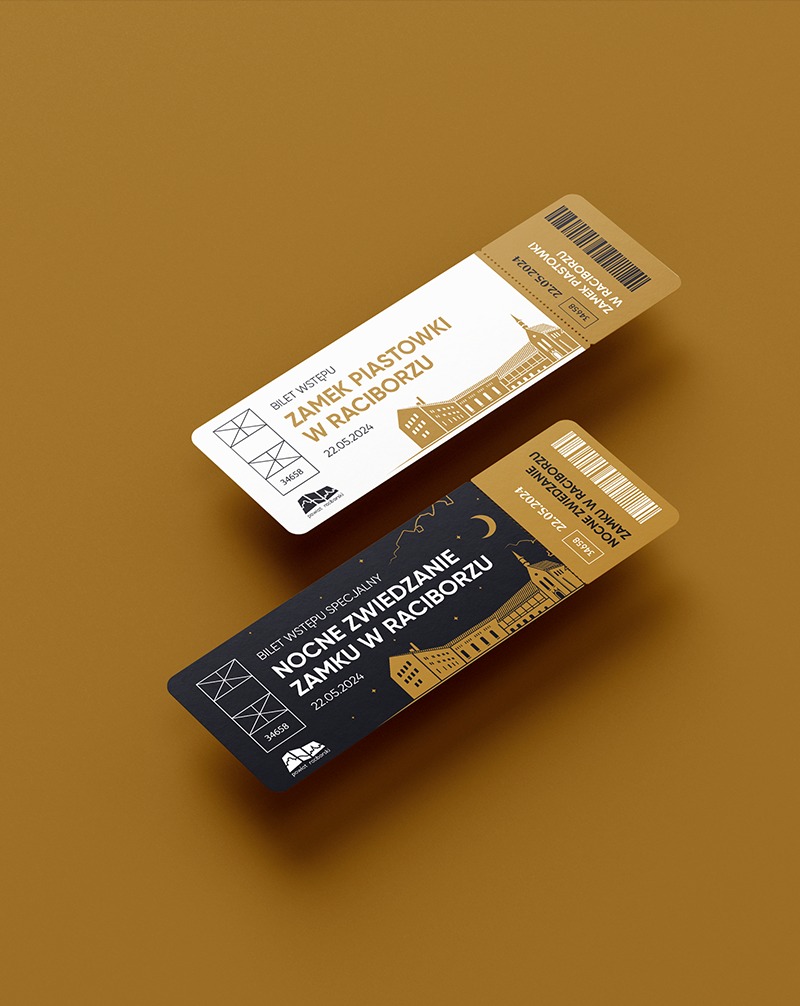 Dwa bilety wstępu na Zamek Piastowski w Raciborzu, jeden na zwiedzanie dzienne, drugi na nocne, leżące pod kątem na jednolitym, ciepłym tle.