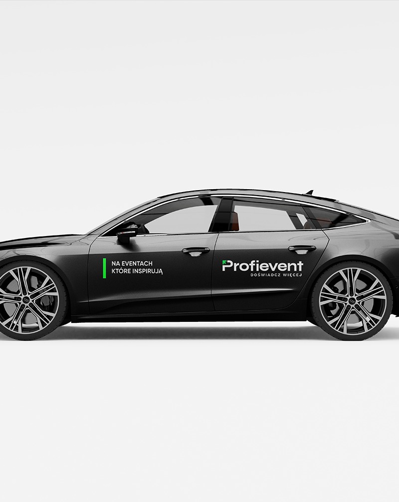 Czarny samochód z logo Profievent i hasłem 'Na eventach, które inspirują'. Grafika reklamowa na pojeździe, widok z boku na białym tle.