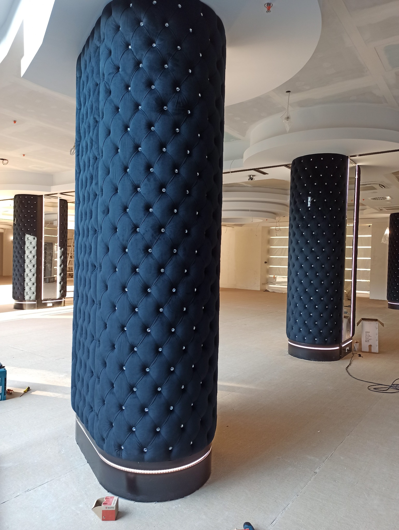 Akustyczne wykończenia słupów w stylu glamour. Sala konferencyjna.