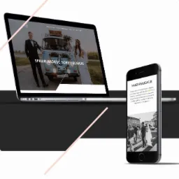 Ekran laptopa i smartfona prezentujące responsywną witrynę ślubną z parą młodą i busem Volkswagena na tle, hasło 'Spraw radość sobie i bliskim' na stronie.