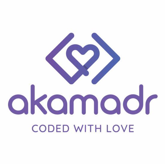 Logo firmy akamadr z motywem serca w geometrycznym kształcie i napisem 'CODED WITH LOVE' w kolorze fioletowym na białym tle.