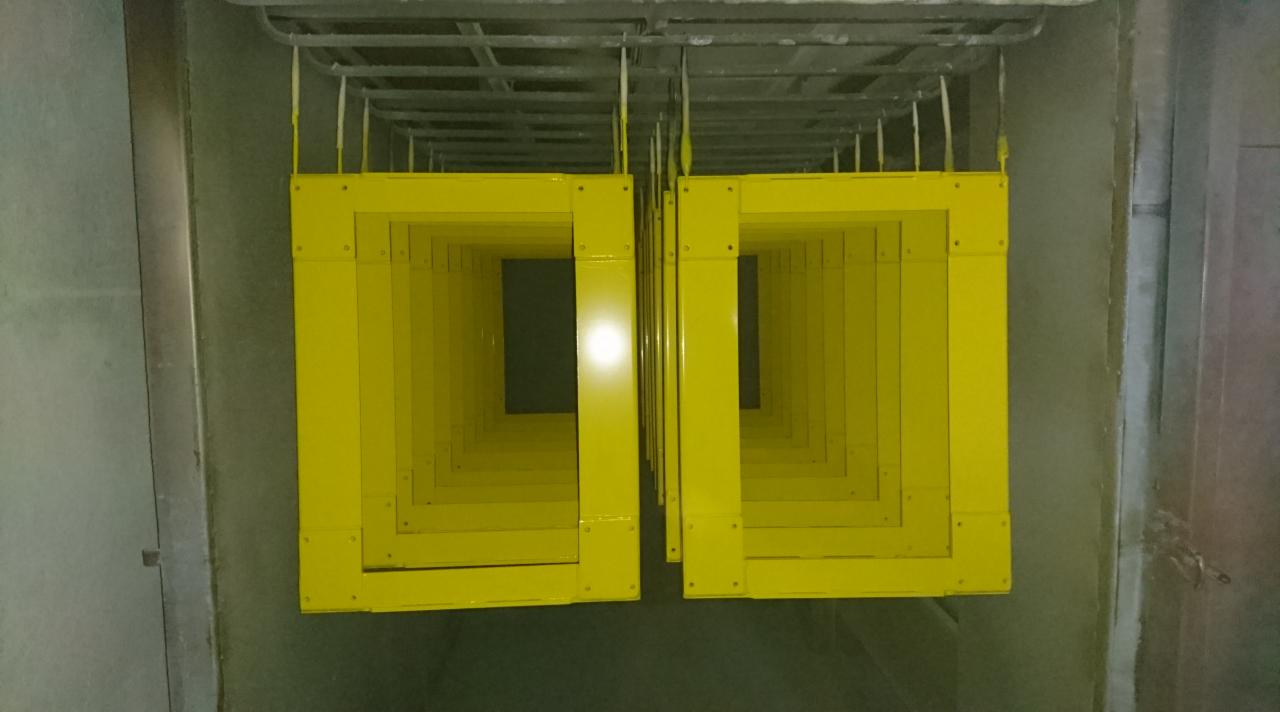 piec o gabarytach 2.4m głębokości, 1,5m szerokości oraz 1,8m wysokości.