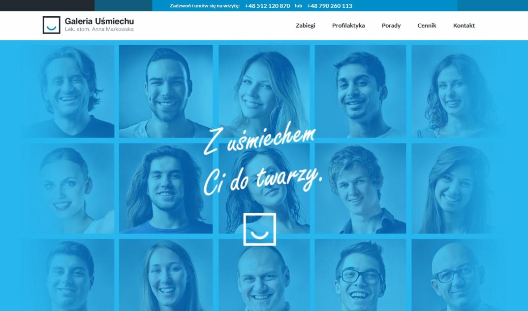 Mozaika portretów uśmiechniętych pacjentów kliniki dentystycznej na błękitnym tle, z hasłem 'Z uśmiechem Ci do twarzy' i logo 'Galeria Uśmiechu'.