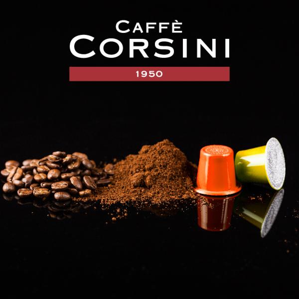 Kawa Corsini: ziarna, zmielona kawa i kapsułki na czarnym tle z refleksami.