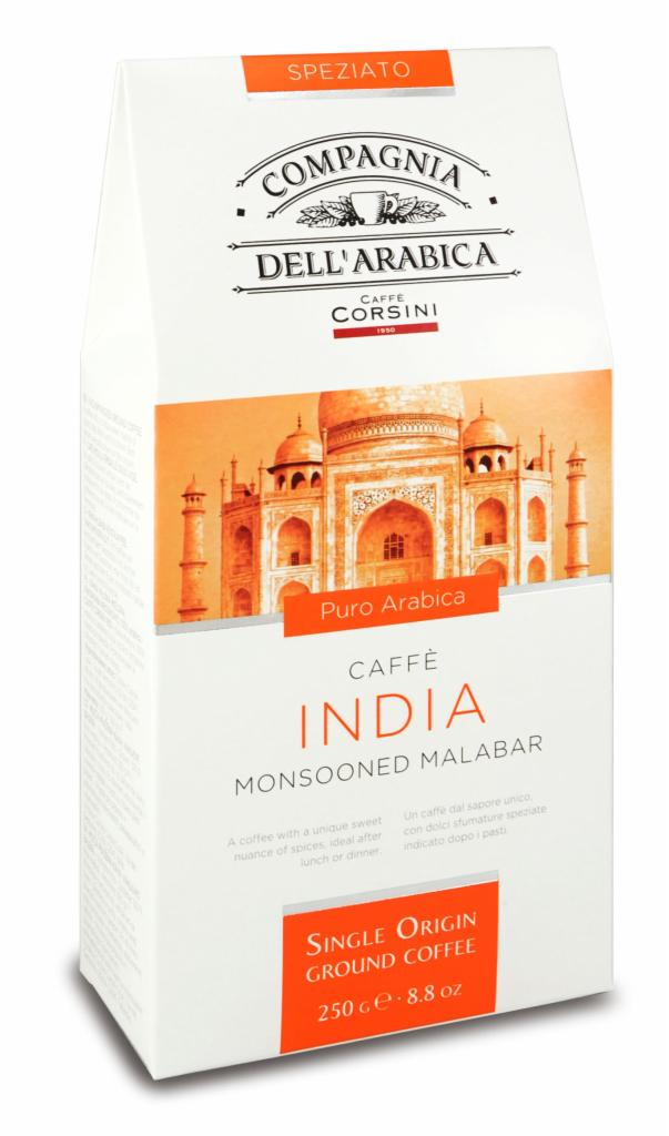 Opakowanie kawy mielonej Compagnia Dell'Arabica Caffe Corsini India Monsooned Malabar z wizerunkiem Tadż Mahal w pomarańczowej tonacji.
