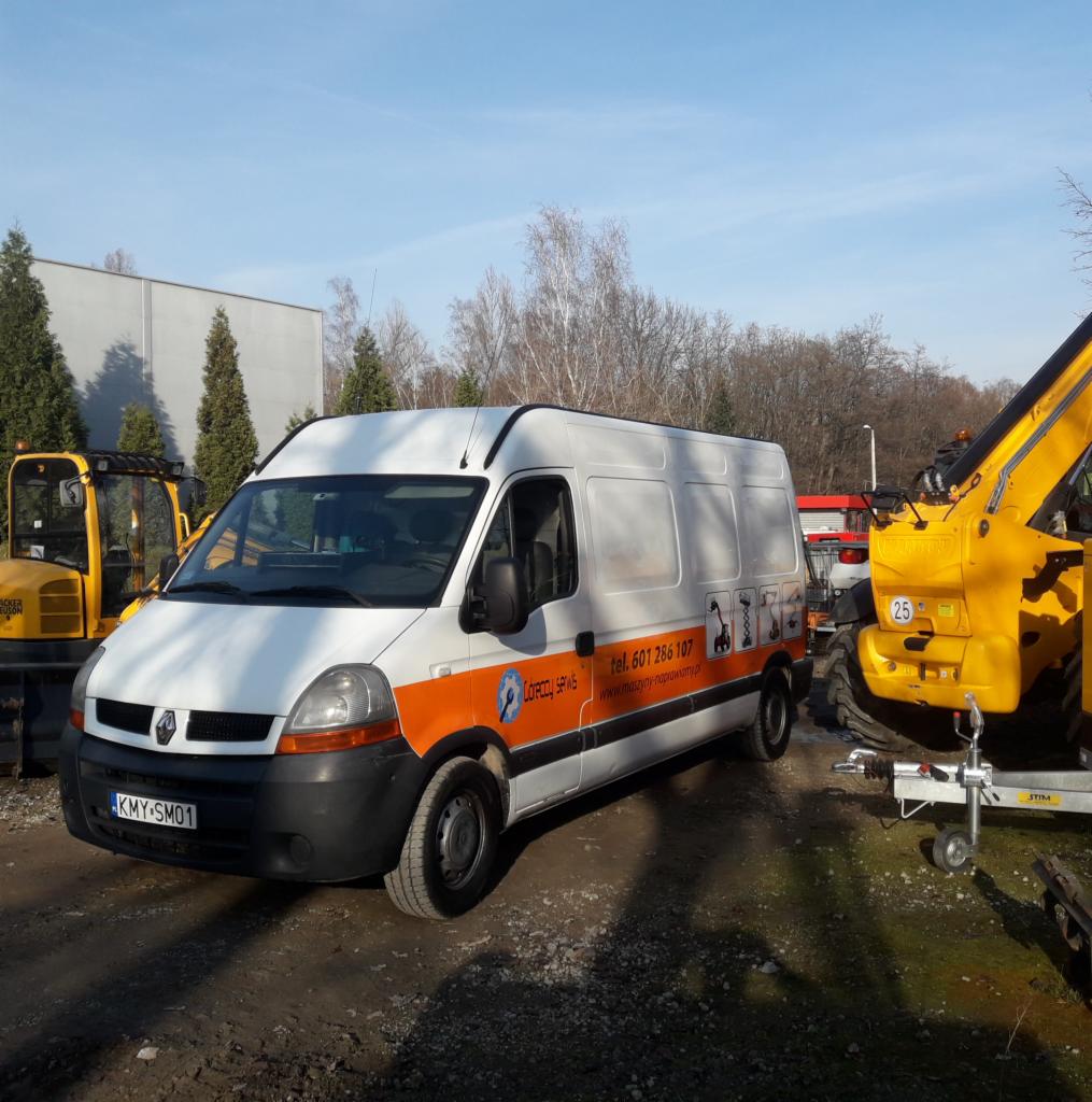 Biały van z pomarańczowym pasem i logo firmy na tle sprzętu budowlanego, w tym żółtej koparki i podnośnika koszowego. Na vanie widoczny numer telefonu i adres strony internetowej.