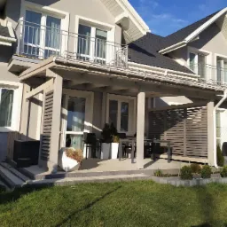 Zabudowa tarasu 5x3,5m wraz z montażem drewnianych rolet regulowanych