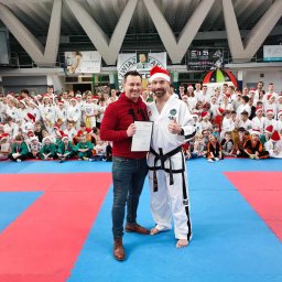 Kolejny raz miałem przyjemność być organizatorem mikołajkowego turnieju taekwondo w Lublinie.
Ktoś zapytał mnie dlaczego to robię i co wspólnego ma windykator z taekwondo?🤔Odpowiedź jest prosta. Sam ćwiczę od ponad 25 lat.
