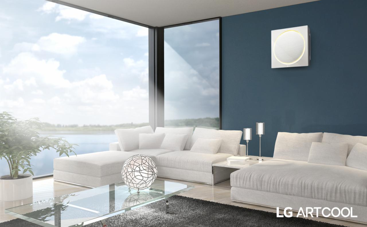 Nowoczesny salon z białym narożnikiem, szklanym stolikiem kawowym i zainstalowanym na ścianie okrągłym, podświetlanym panelem klimatyzacyjnym LG Artcool.