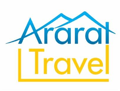 Logo firmy Ararat Travel z niebieskim napisem Ararat stylizowanym na góry i żółtym napisem Travel w prostokątnej ramce.
