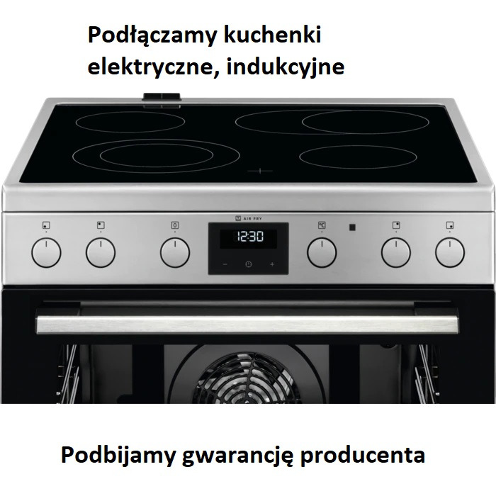 Nowoczesna kuchnia elektryczna z płytą indukcyjną, widoczny panel sterowania z wyświetlaczem cyfrowym i otwarte drzwiczki piekarnika z wentylatorem wewnątrz.