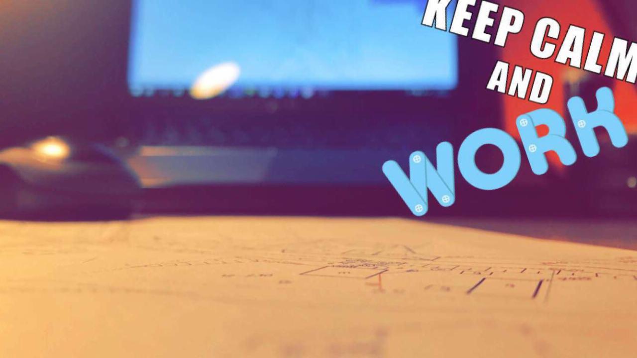 Plan architektoniczny na stole, laptop i mysz w tle, z napisem 'Keep Calm and Work' w stylu kreskówkowym.