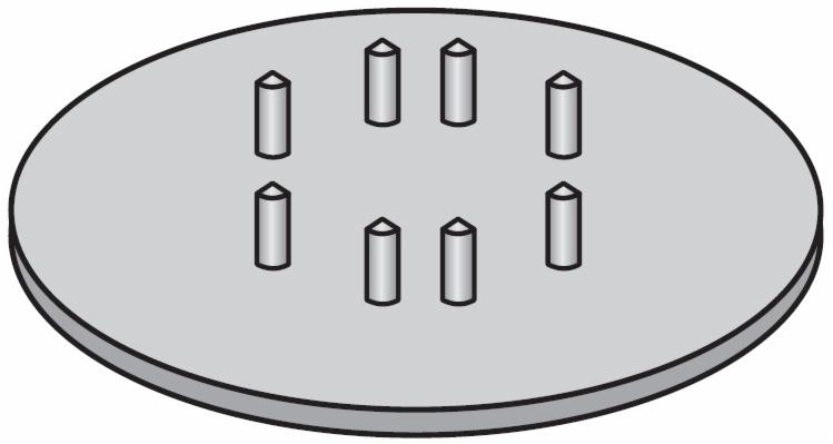 Szary, okrągły prefabrykat betonowy z ośmioma pionowymi, cylindrycznymi prętami zbrojeniowymi ułożonymi w okrąg