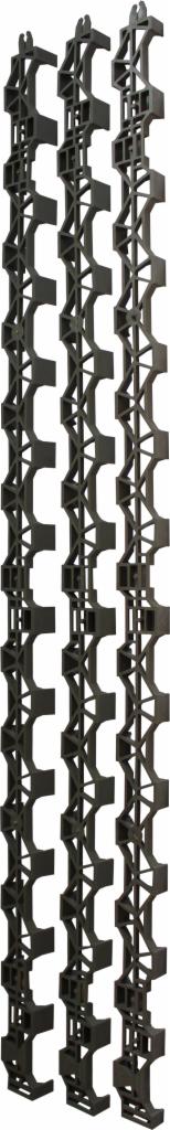 Trzy pionowe, ciemnoszare elementy konstrukcyjne z powtarzalnym wzorem geometrycznym, przypominające kratownice z otworami, ustawione równolegle na jasnym tle.