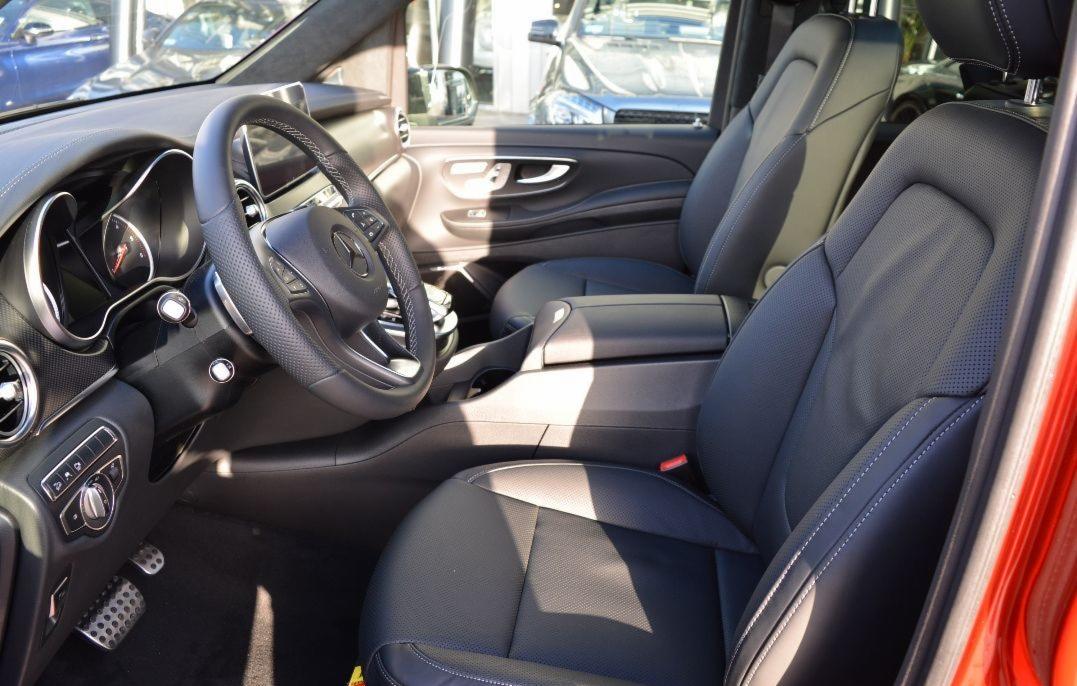 Wnętrze samochodu Mercedes-Benz Vito z czarną skórzaną tapicerką, widok na deskę rozdzielczą, kierownicę i fotele z przodu, z widocznymi detalami perforowanej skóry i srebrnych akcentów.