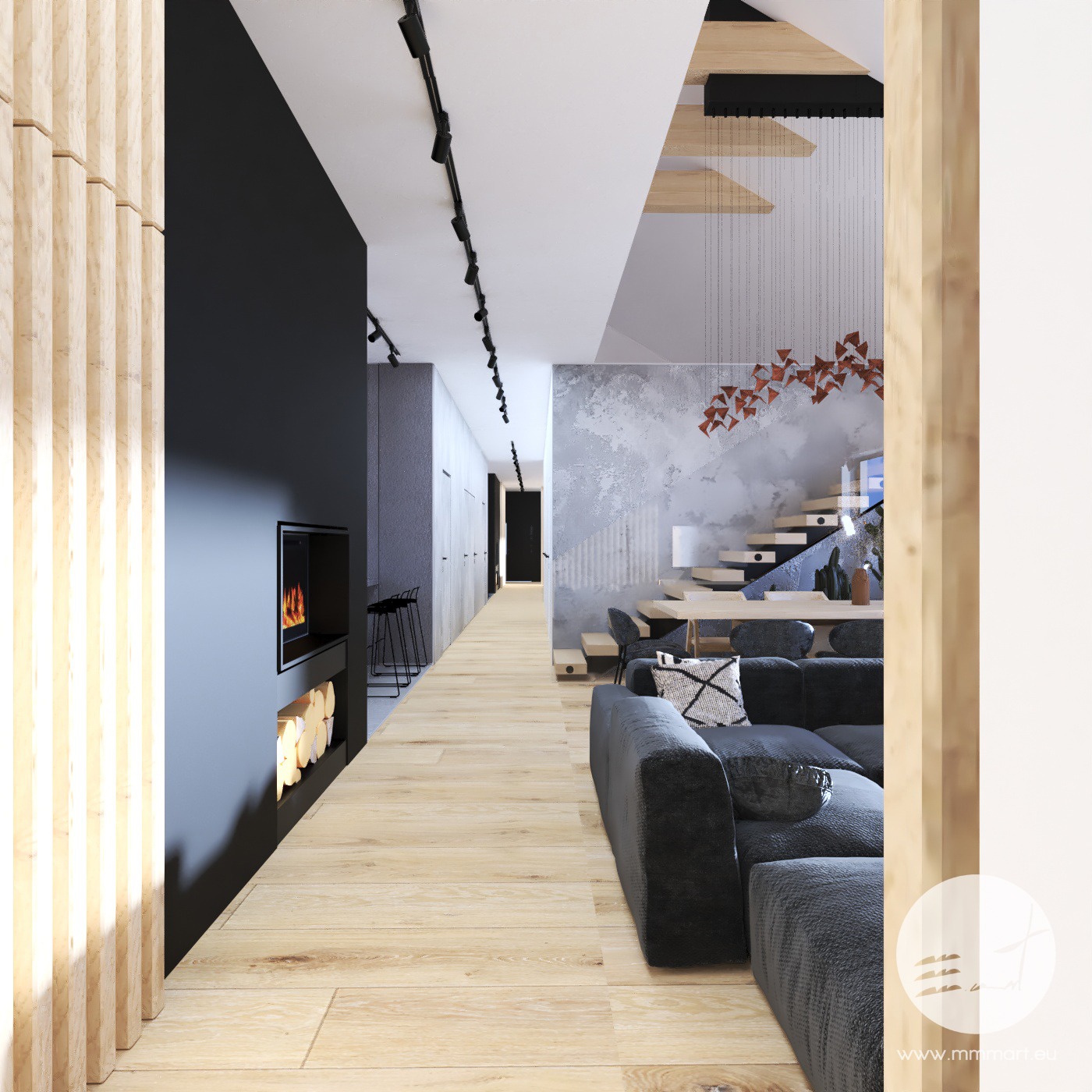 Nowoczesne wnętrze z długim korytarzem, drewnianą podłogą i czarną ścianą z kominkiem. W tle widoczne schody i część salonu z szarą sofą.