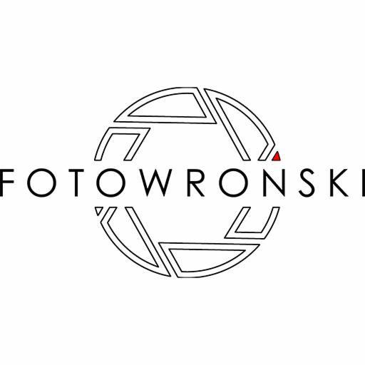 Logo firmy fotograficznej Fotowronski z elementami graficznymi przypominającymi przysłonę obiektywu, mały czerwony akcent.
