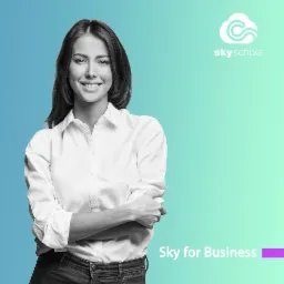 Uśmiechnięta kobieta w białej koszuli z założonymi rękoma na tle gradientu od błękitu do zieleni, z logo szkoły językowej w prawym górnym rogu i napisem 'Sky for Business' w dolnej części.