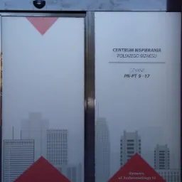 Wejście do Centrum Wspierania Polskiego Biznesu przy ulicy Kochanowskiego 16 w Katowicach, z informacją o godzinach otwarcia i numerem telefonu na drzwiach.