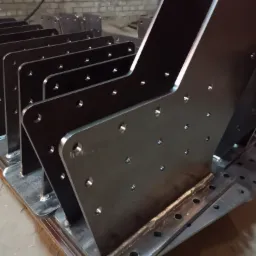 Detale wycięte laserowo - elementy mocowania do drewna. Norwegia Tatramet