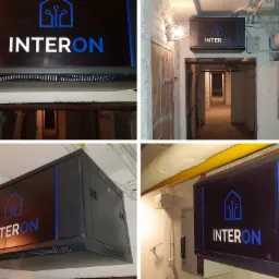 Cztery ujęcia szafy telekomunikacyjnej INTERON w piwnicznym korytarzu z widocznymi instalacjami i oświetleniem.