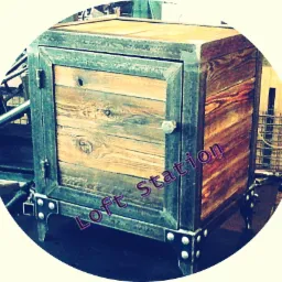 Metalowa szafka nocna w stylu loft z drewnianymi drzwiczkami i dekoracyjnymi nitami na nogach.