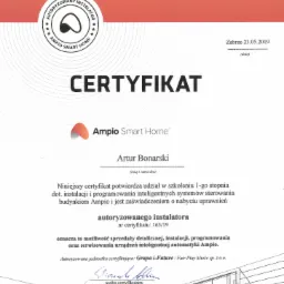 Certyfikat autoryzowanego instalatora Ampio Smart Home dla Artura Bonarskiego, potwierdzający udział w szkoleniu z zakresu instalacji i programowania inteligentnych systemów sterowania budynkiem...