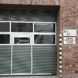 Brama segmentowa z drzwiami i oknami panorama.