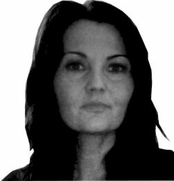 Portret kobiety z długimi, ciemnymi włosami, skierowanej twarzą do widza, na jasnym tle.