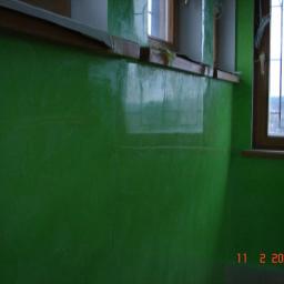 Spektor Plus - Świeżo pomalowane na zielono ściany w pokoju, widoczne okno z drewnianą ramą, zabezpieczone taśmą malarską, data w rogu zdjęcia.